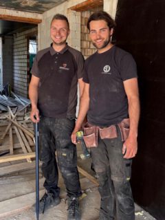 Hallo allemaal!

Wij zijn Koen Vermeulen en Koen van de Ven. Handig voor onze klanten: als je om Koen vraagt, zit je altijd goed. 😉

De afgelopen jaren hebben we vanuit Vermeulen Bouw & Onderhoud en Bouwbedrijf Valent bij veel projecten al prettig samengewerkt en elkaar vooruit geholpen. Door deze fijne samenwerking zijn we steeds vaker samen projecten gaan aannemen.

Daarbij merkten we al snel dat we dezelfde instelling delen: hard werken, doorzetten en streven naar kwaliteit. Omdat onze samenwerking steeds intensiever werd, hebben we besloten onze krachten officieel te bundelen en samen verder te gaan binnen één BV.

Bouwbedrijf Valent Vermeulen B.V.

Met dezelfde persoonlijke aanpak, vertrouwde gezichten en de drive om iedere bouwdroom werkelijkheid te maken, kijken we vol vertrouwen uit naar de toekomst.

Koen & Koen 👋🏼