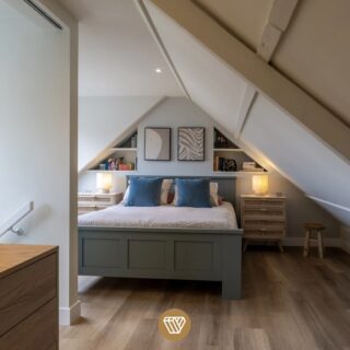 In Schaijk hebben we een zolder omgetoverd tot een sfeervolle leefruimte! 🏠

Voorheen was de zolder alleen bereikbaar via een vlizotrap vanuit de gang. De eigenaren van deze woning wilden de ruimte graag beter benutten en er een volwaardige leefruimte van maken.

Om dit mogelijk te maken, hebben we de indeling van de eerste verdieping aangepast. Hierdoor ontstond ruimte voor een vaste trap naar de zolder. Daarnaast is aan de achterzijde van de woning een dakkapel geplaatst over nagenoeg de volledige breedte van het dak. Hierdoor is niet alleen extra ruimte, maar ook meer stahoogte en licht ontstaan.

Zo is de zolder veranderd in een mooie, praktische en sfeervolle leefruimte! ✨